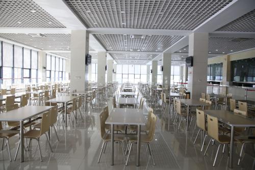 企業(yè)食堂承包給專業(yè)公司和自我管理有利有弊?